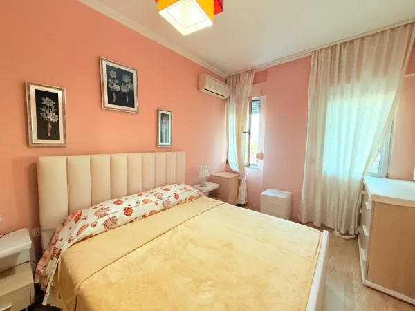 Tirane, jepet me qera apartament 1+1+Ballkon Kati 2, 70 m² 550 € (Rruga peti)