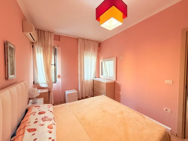 Tirane, jepet me qera apartament 1+1+Ballkon Kati 2, 70 m² 550 € (Rruga peti)