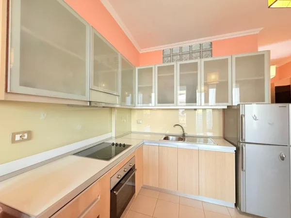 Tirane, jepet me qera apartament 1+1+Ballkon Kati 2, 70 m² 550 € (Rruga peti)