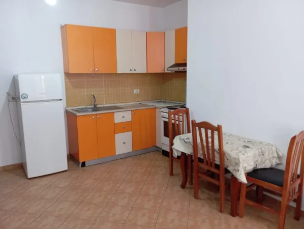 Tirane, jepet me qera apartament 1+1+Ballkon Kati 3, 67 m² 400 € (Rruga Migjeni afer Xhamero ASTIR)