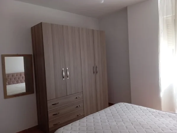 Tirane, jepet me qera apartament 1+1+Ballkon Kati 3, 67 m² 400 € (Rruga Migjeni afer Xhamero ASTIR)