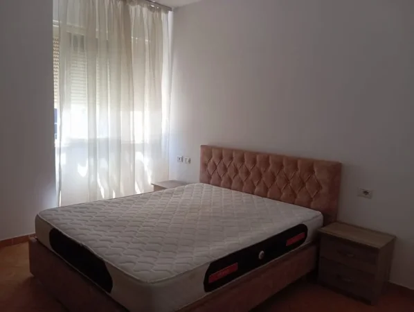 Tirane, jepet me qera apartament 1+1+Ballkon Kati 3, 67 m² 400 € (Rruga Migjeni afer Xhamero ASTIR)