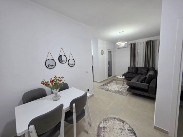 Tirane, jepet me qera apartament 1+1+Ballkon Kati 4, 62 m² 480 € (Rruga 5 Maji)