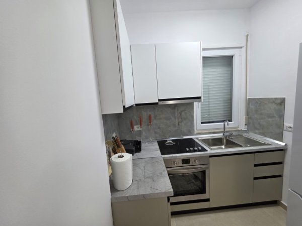 Tirane, jepet me qera apartament 1+1+Ballkon Kati 4, 62 m² 480 € (Rruga 5 Maji)
