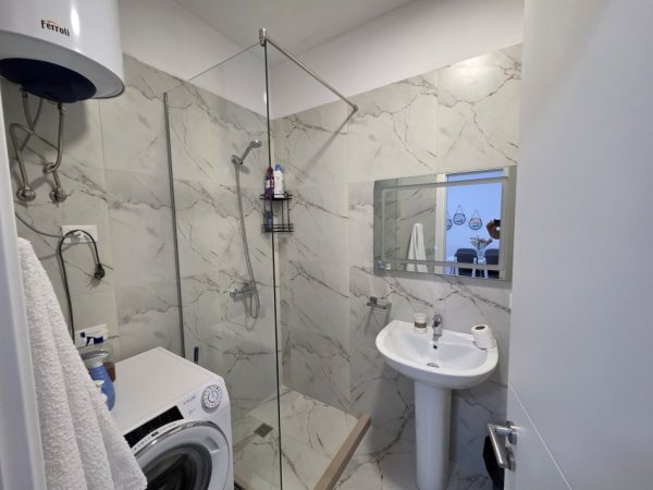 Tirane, jepet me qera apartament 1+1+Ballkon Kati 4, 62 m² 480 € (Rruga 5 Maji)