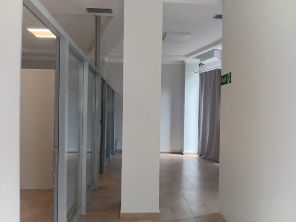 Tirane, jap me qera zyre Kati 0, 70 m² 800 € 