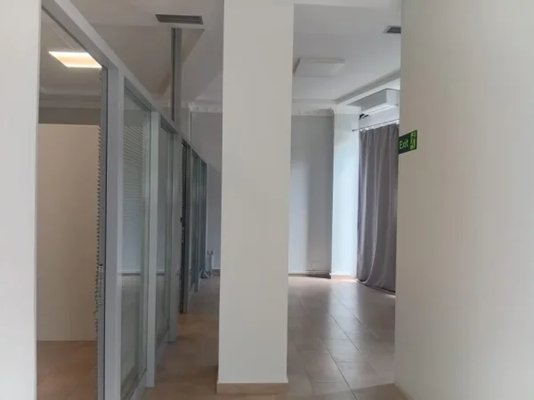 Tirane, jap me qera zyre Kati 0, 70 m² 800 € 