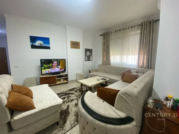 Tirane, shes apartament 2+1 Kati 8, 108 m² 236.500 € (Stacioni i Trenit)