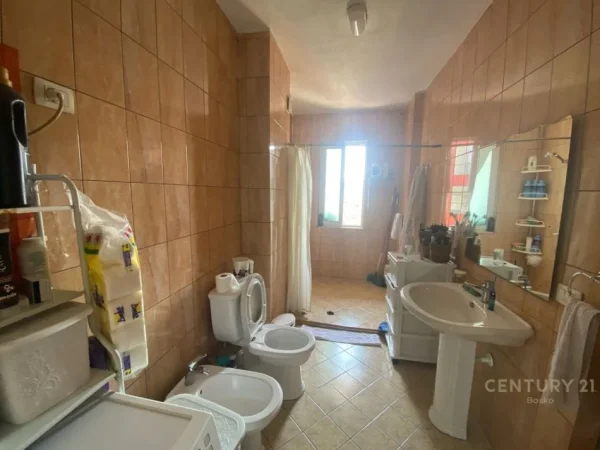 Tirane, shes apartament 2+1 Kati 8, 108 m² 236.500 € (Stacioni i Trenit)