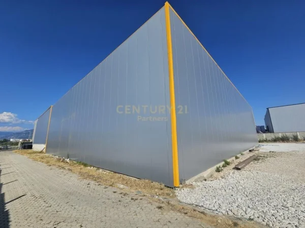 Tirane, jepet me qera magazine Kati 1, 1.000 m² 3.500 € (Kashar)