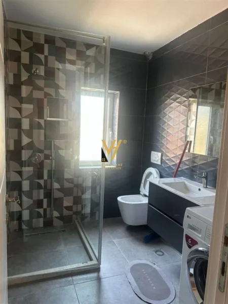 Tirane, jepet me qera apartament 3+1+Ballkon Kati 4, 10 m² 800 € (RRUGA E DURRESIT)