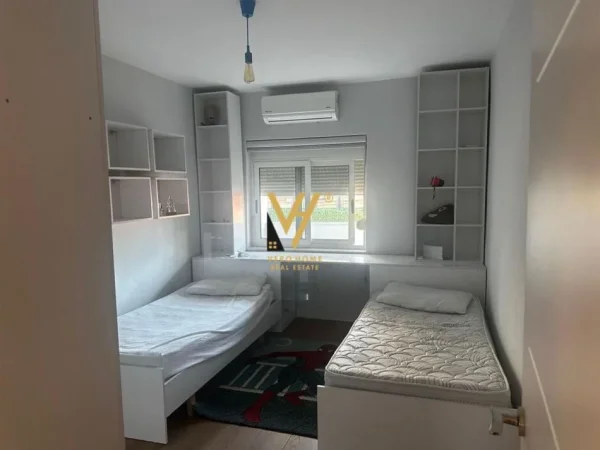 Tirane, jepet me qera apartament 3+1+Ballkon Kati 4, 10 m² 800 € (RRUGA E DURRESIT)