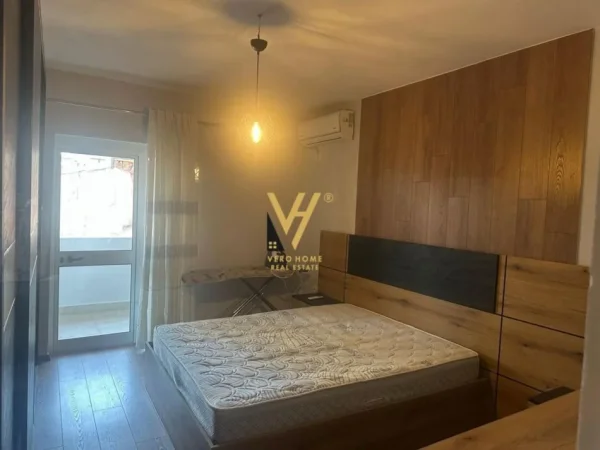 Tirane, jepet me qera apartament 3+1+Ballkon Kati 4, 10 m² 800 € (RRUGA E DURRESIT)