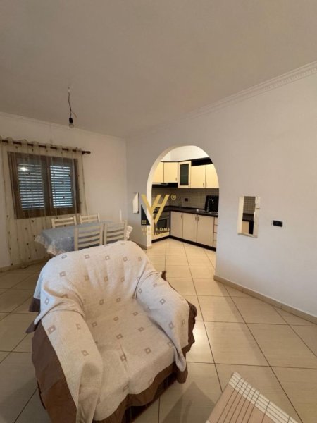 Tirane, jepet me qera apartament 2+1+Ballkon Kati 3, 140 m² 400 € (SAUK TE VJETER)