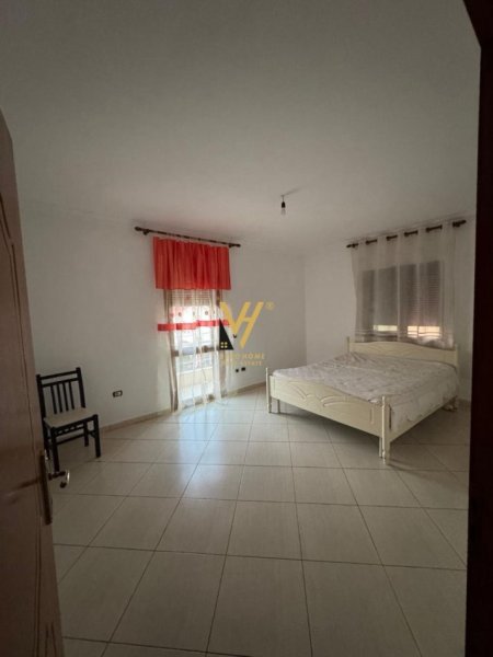 Tirane, jepet me qera apartament 2+1+Ballkon Kati 3, 140 m² 400 € (SAUK TE VJETER)