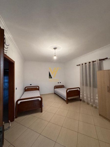 Tirane, jepet me qera apartament 2+1+Ballkon Kati 3, 140 m² 400 € (SAUK TE VJETER)