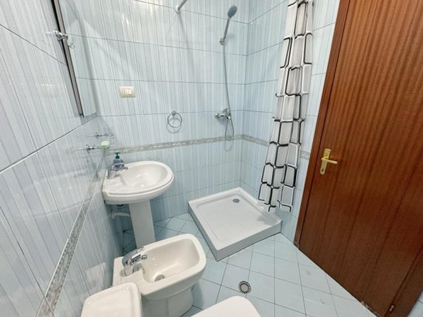 Tirane, jepet me qera apartament 1+1+Ballkon Kati 3, 62 m² 600 € (Bllok, prane Fakultetit Juridik)