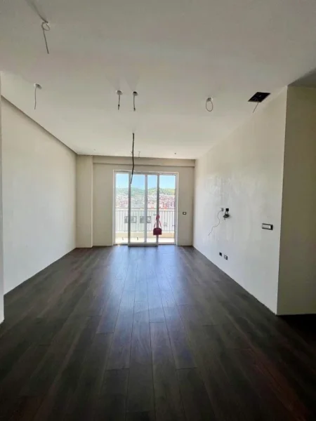 Tirane, jepet me qera ambjent biznesi Kati 9, 90 m² 1.000 € (Komuna e parisit)