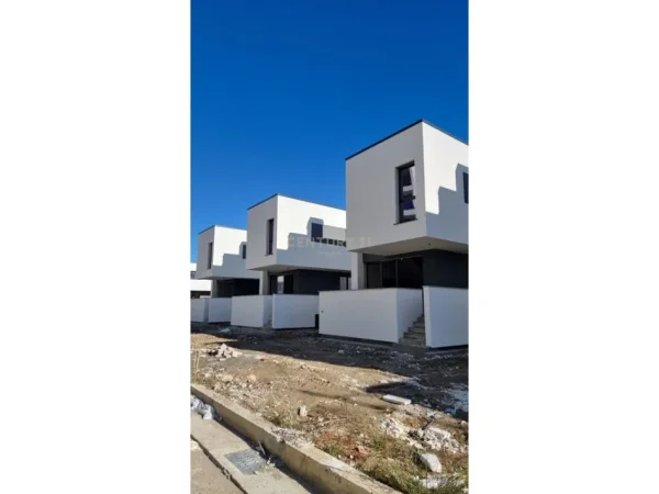 Durres, shes Vile 2+1 Kati 2, 141 m² 370.000 € (GJIRI I LALEZIT)