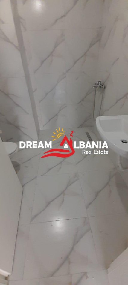 Tirane, jepet me qera zyre Kati 3, 100 m² 750 € (ne Myslym Shyr, prane Gjykates)
