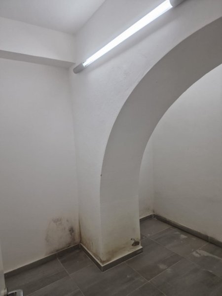 Tirane, jepet me qera ambjent biznesi Kati 0, 30 m² 450 € (Mine peza)