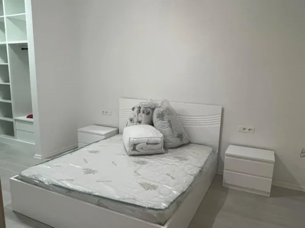 Tirane, jepet me qera apartament 1+1+Aneks+post parkimi Kati 2, 70 m² 600 € (Astir)