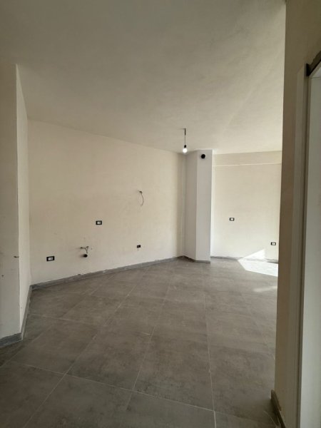 Tirane, shes apartament 2+1+Ballkon Kati 2, 95 m² 200.000 € (Liqeni i thate)