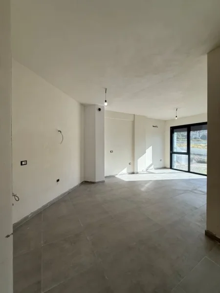 Tirane, shes apartament 2+1+Ballkon Kati 2, 95 m² 200.000 € (Liqeni i thate)