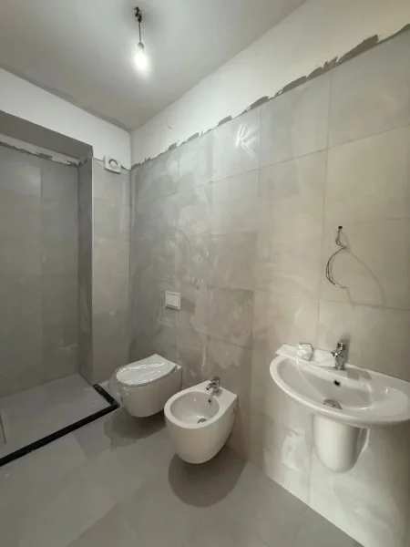 Tirane, shes apartament 2+1+Ballkon Kati 2, 95 m² 200.000 € (Liqeni i thate)