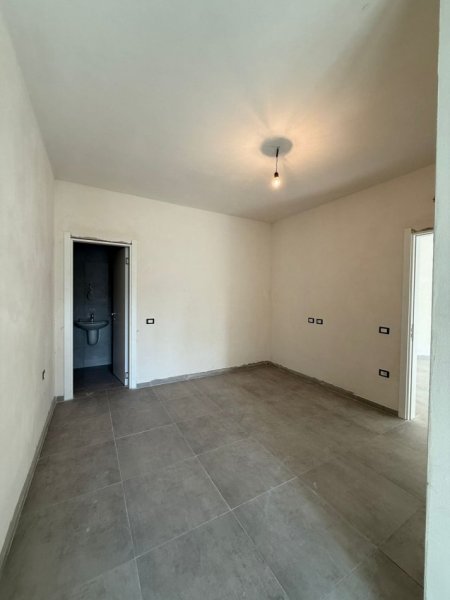 Tirane, shes apartament 2+1+Ballkon Kati 2, 95 m² 200.000 € (Liqeni i thate)