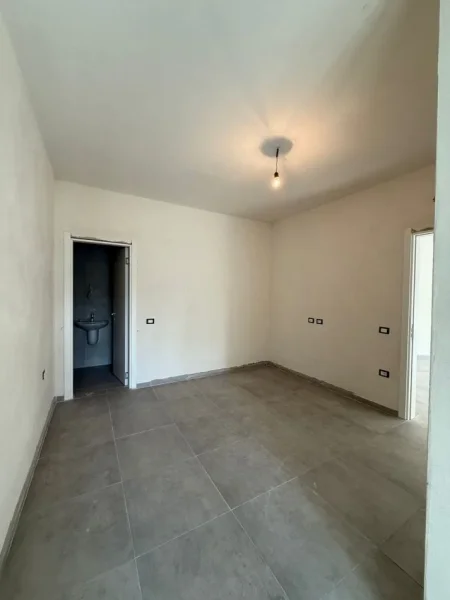 Tirane, shes apartament 2+1+Ballkon Kati 2, 95 m² 200.000 € (Liqeni i thate)