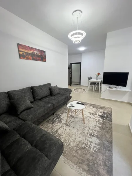 Tirane, jepet me qera apartament 1+1 Kati 4, 70 m² 500 € (Rruga 5 maj)