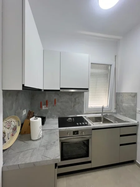Tirane, jepet me qera apartament 1+1 Kati 4, 70 m² 500 € (Rruga 5 maj)
