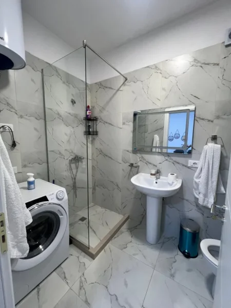 Tirane, jepet me qera apartament 1+1 Kati 4, 70 m² 500 € (Rruga 5 maj)