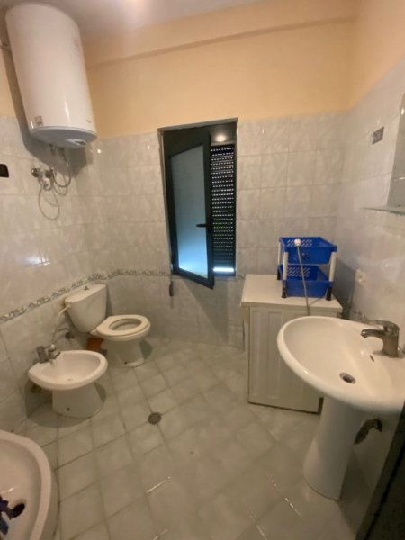 Tirane, jepet me qera shtepi 1+1 Kati 0, 50 m² 350 € (Selite e vjeter)