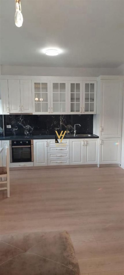Tirane, jepet me qera apartament 2+1+Ballkon Kati 4, 110 m² 650 € (OXHAKU)