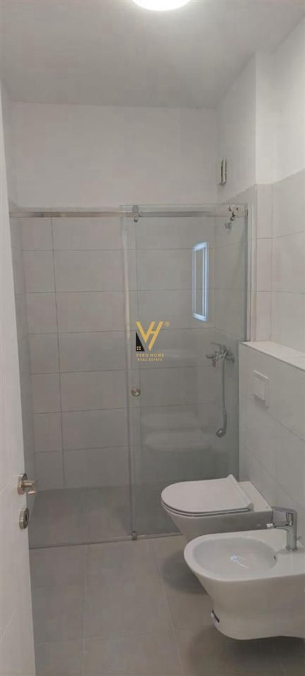 Tirane, jepet me qera apartament 2+1+Ballkon Kati 4, 110 m² 650 € (OXHAKU)
