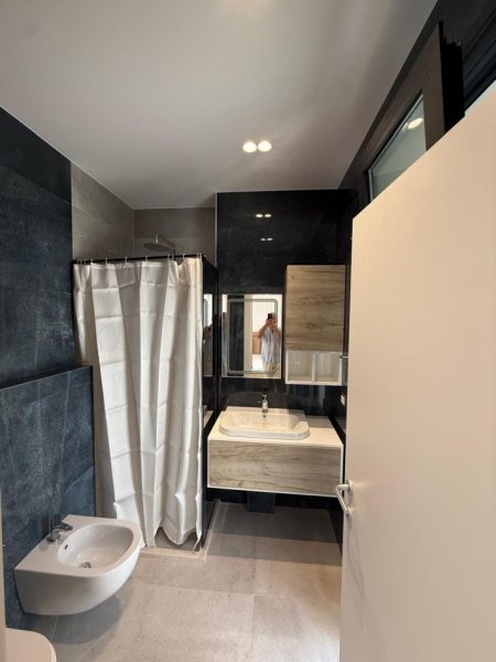 Tirane, jepet me qera apartament 2+1+Ballkon Kati 3, 110 m² 695.125.968 € (Liqeni i thate)
