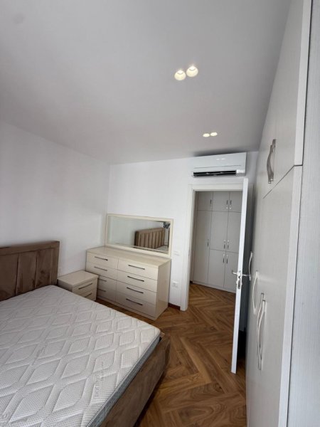 Tirane, jepet me qera apartament 2+1+Ballkon Kati 3, 110 m² 695.125.968 € (Liqeni i thate)