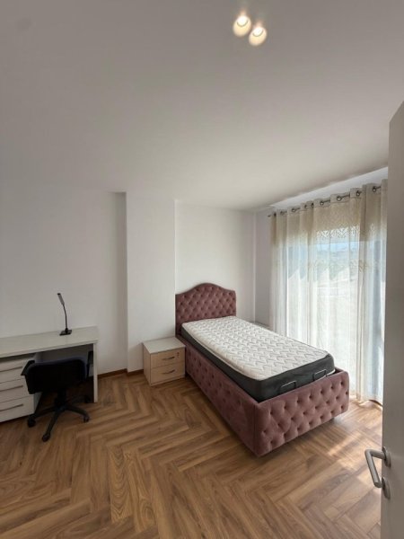 Tirane, jepet me qera apartament 2+1+Ballkon Kati 3, 110 m² 695.125.968 € (Liqeni i thate)
