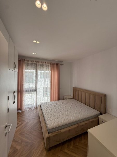 Tirane, jepet me qera apartament 2+1+Ballkon Kati 3, 110 m² 695.125.968 € (Liqeni i thate)