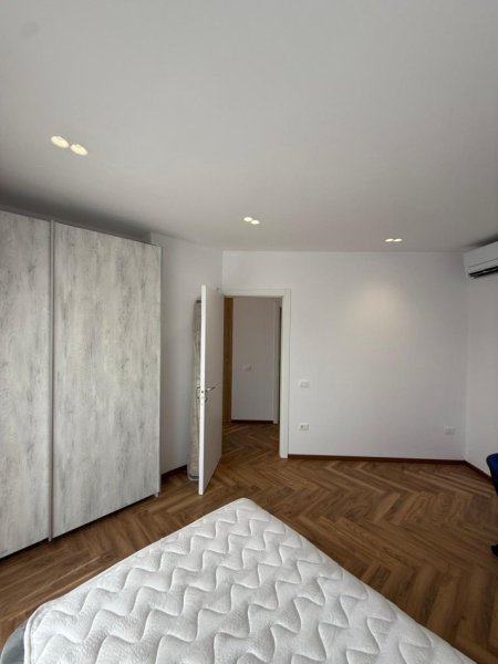 Tirane, jepet me qera apartament 2+1+Ballkon Kati 3, 110 m² 695.125.968 € (Liqeni i thate)