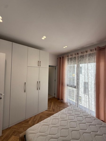 Tirane, jepet me qera apartament 2+1+Ballkon Kati 3, 110 m² 695.125.968 € (Liqeni i thate)