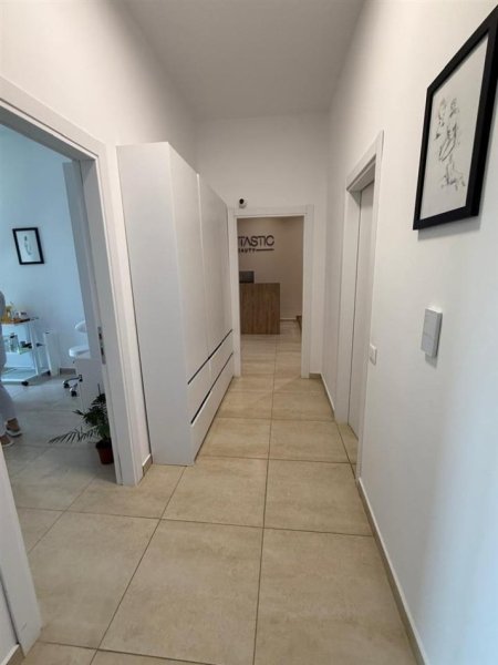 Tirane, jepet me qera zyre Kati 1, 100 m² 950 € (SQUARE 21)