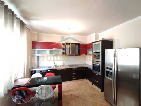 Tirane, jepet me qera apartament 2+1 Kati 7, 110 m² 650 € (Komuna e Parisit pranë Kika 1)