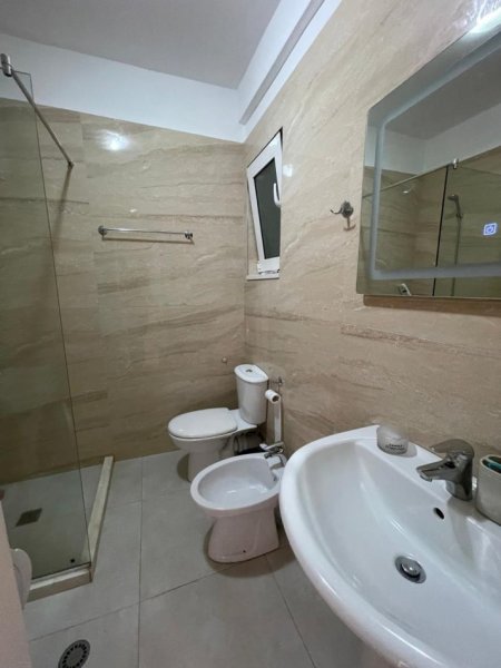 Tirane, jepet me qera apartament 1+1+Ballkon Kati 6, 65 m² 470 € (Afer rruges se Elbasanit )