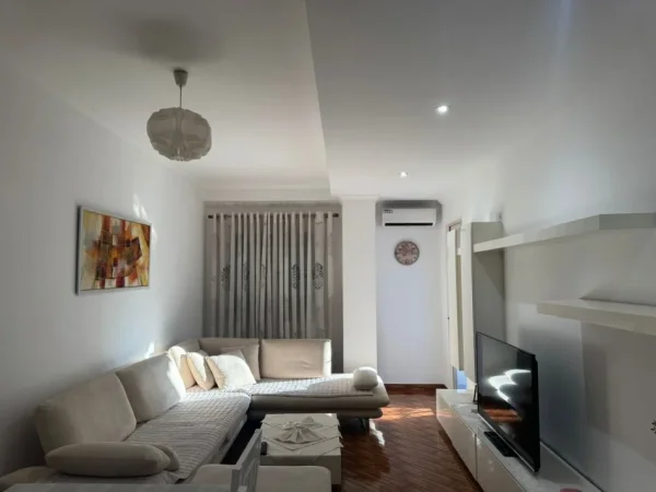 Tirane, jepet me qera apartament 1+1 Kati 4, 75 m² 450 € (rruga Aleksandri i Madh)