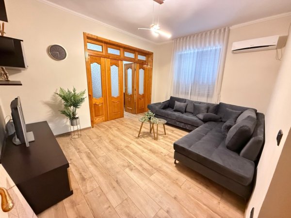 Tirane, jepet me qera apartament 3+1 , 120 m² 650 € 