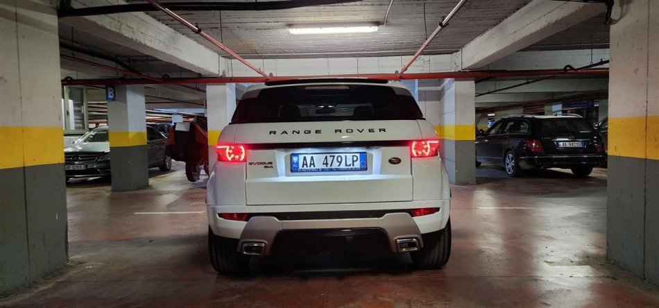 Tirane, shes makine Range Rover Evoque Benzin, e bardhë automatik Klima 180.000 km 12.000 €