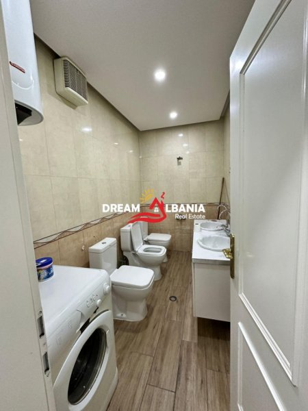 Tirane, jepet me qera zyre Kati 2, 170 m² 2.000 € (ne Bllok)